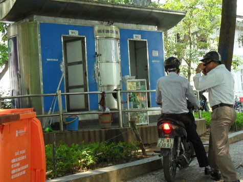 Nhà vệ sinh công cộng ở hồ Gươm chỗ đoạn đường Lý Thái Tổ cũng được trưng dụng làm nơi bán nước giải khát.